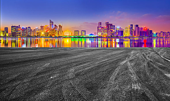 前景为城市道路广场的城市建筑群夜景