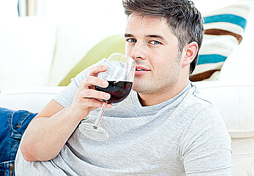 英俊,男人,躺着,喝,葡萄酒