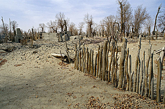 达里雅布衣乡,废弃的建筑与栅栏,新疆和田于田
