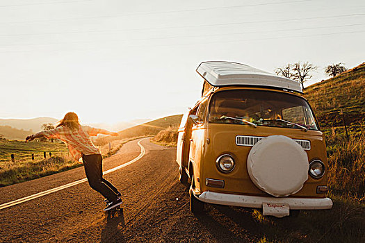 男青年,玩滑板,滑板,乡村道路,日落,加利福尼亚,美国