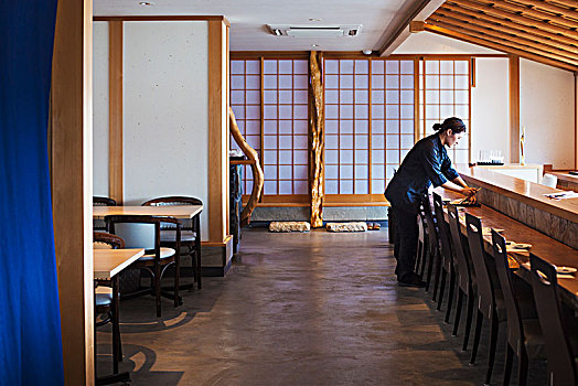 女店员,站立,台案,日本人,寿司,餐馆,准备,餐具摆放