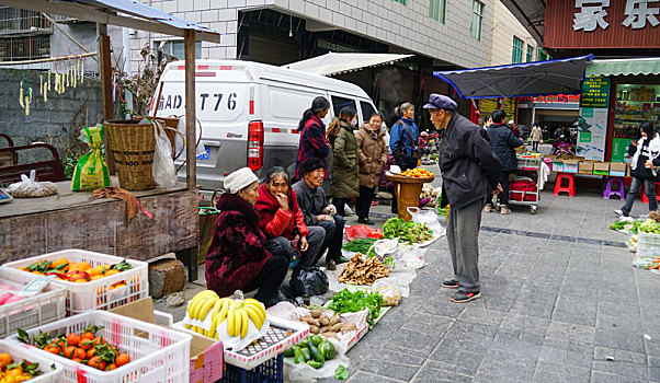 重庆酉阳,低温下的乡村菜市场