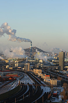 山东省日照市,雪后的日照港暖意融融,生产运输作业恢复运行