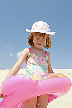 女孩,微笑,帽子,泳衣,站立,海滩,人,孩子,5-7岁,金发,看镜头,愉悦,高兴,头饰,太阳帽,充气,粉色,夏天,户外,晴朗,度假