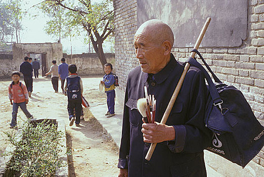 河南平顶山郏县做笔老人郭富生销售他自己制作的毛笔