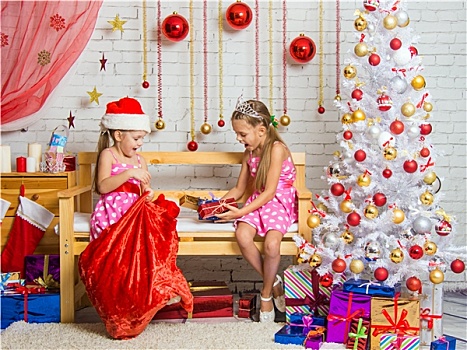 两个女孩,室外,包,圣诞礼物,圣诞老人