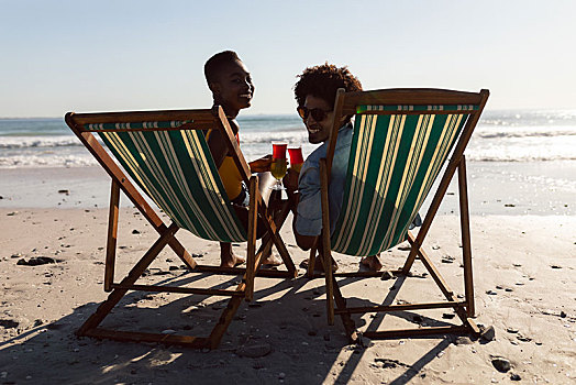 情侣,拿着,鸡尾酒杯,放松,沙滩椅,海滩