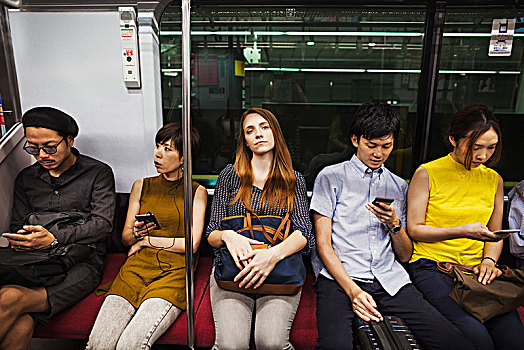 五个人,坐,地铁,东京,通勤