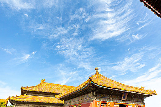 蓝天白云下的北京故宫交泰殿