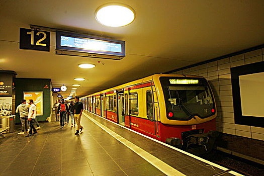 subway,train,leaving,platform,德国地铁