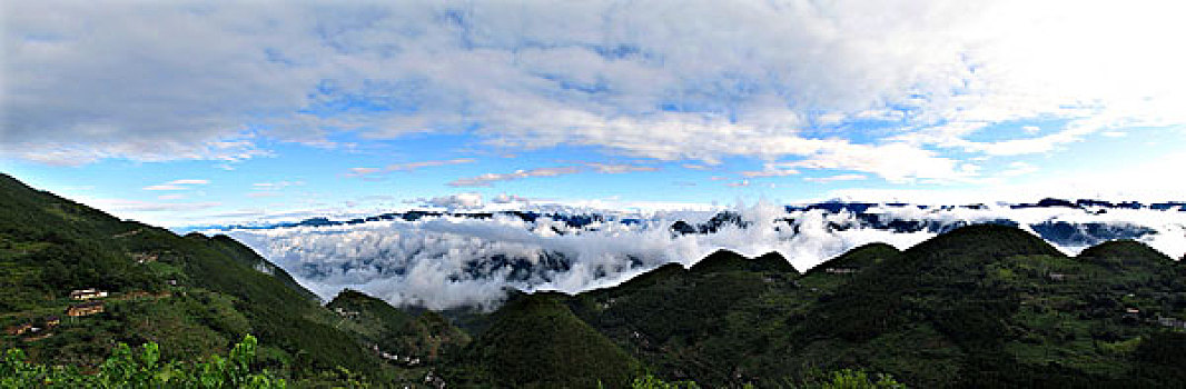 巫溪云台山清晨雨过天晴的云雾全景图