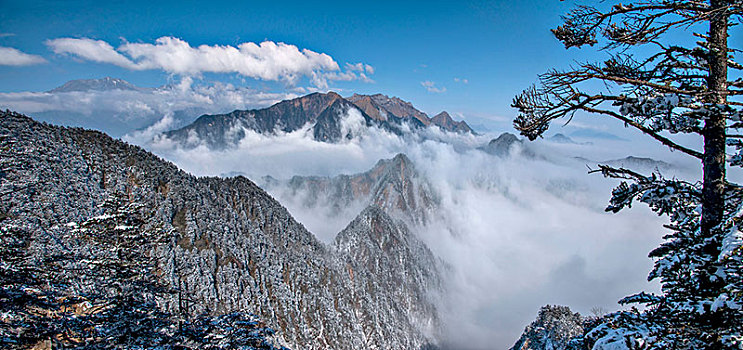 四川大邑县西岭雪山远眺西岭阴界群山