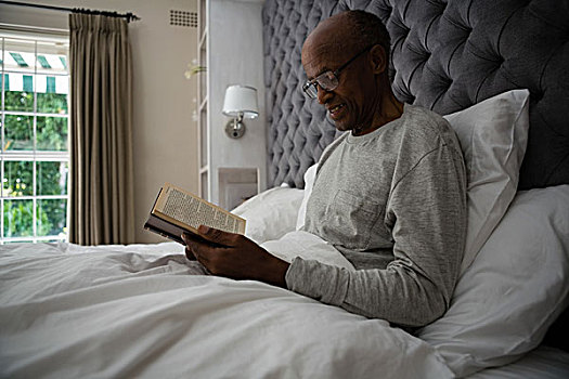 微笑,老人,读,书本,放松,床,在家