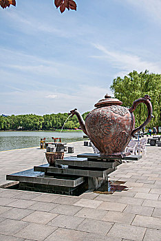 陕西省西安大唐芙蓉园陆羽茶社的鎏金茶壶