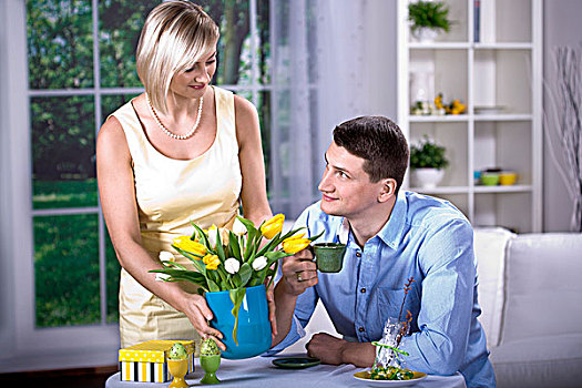 年轻,情侣,桌子,郁金香,花瓶,复活节彩蛋