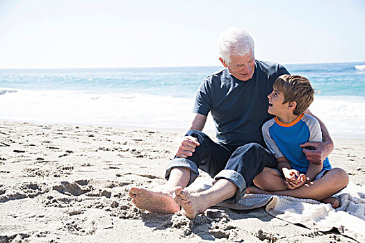 爷爷,孙子,坐,海滩,微笑