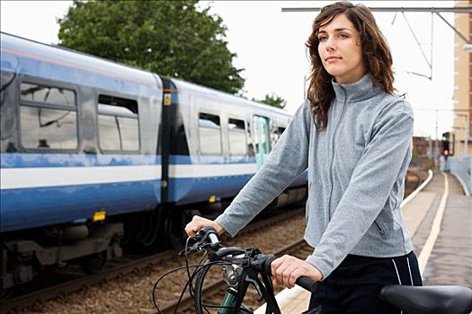 女人,自行车,火车站