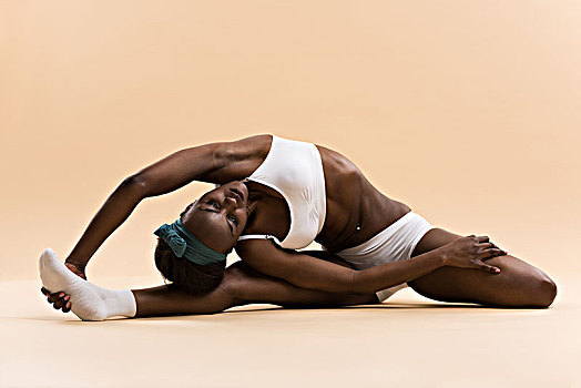 头像,年轻,非洲女人,伸展训练,米色背景