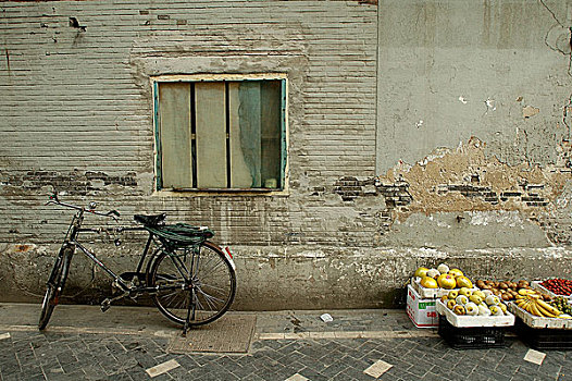 自行车,单车,水果,小巷,街道,墙壁,窗户,纱网,水果摊,苹果,香蕉,奇异果,葡萄,梨,哈密瓜,水井盖,白墙