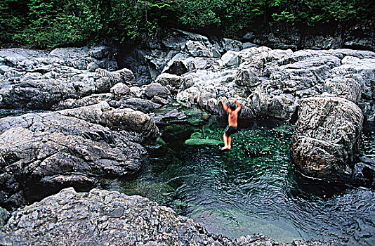 环太平洋国家公园,男孩,跳跃,清水,温哥华岛,不列颠哥伦比亚省,加拿大