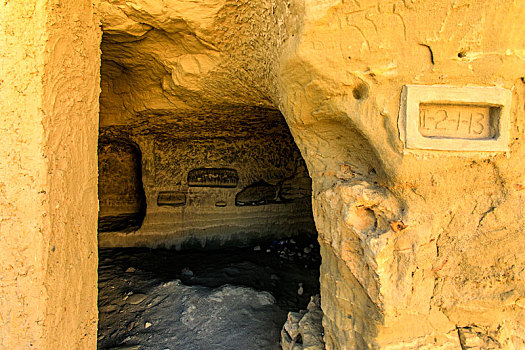古格王朝遗址上的洞穴