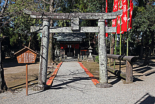 水前寺成趣园是仿造江户时代从江户日本桥至京都三条大桥间东海道上的53道美景缩小而建的,别具情趣,园内风景优雅,为典型的桃山风格的纯日本风情回游式庭院,图为园内的稻荷神社