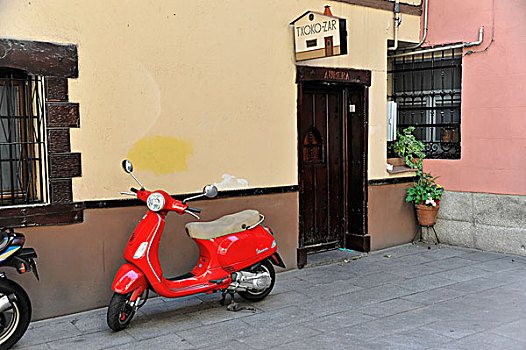 低座小摩托,摩托车,房门,老城,马德里,西班牙,欧洲