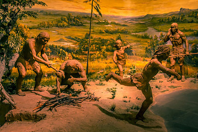 河南省洛阳博物馆内原始人狩猎场景_高清图片_全景视觉