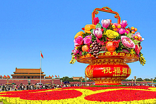 国庆节日北京天安门广场前巨型大花篮