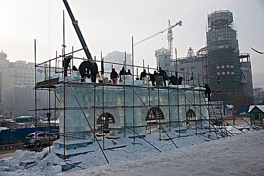 冬天哈尔滨修建冰灯