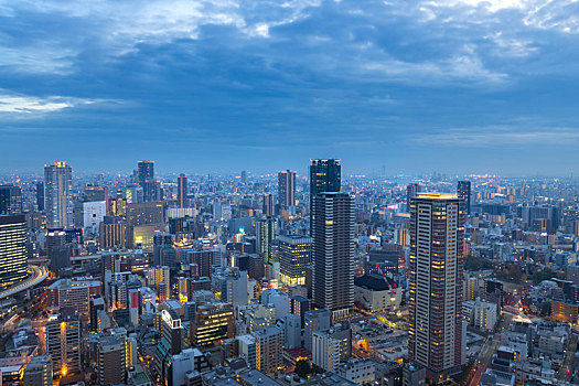 日本大阪梅田区黄昏时分城市天际线与城市夜景