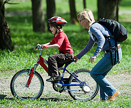 母亲,推,儿子,自行车,公园