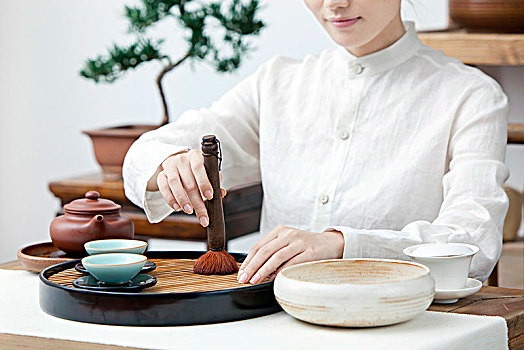 中國女性茶藝師做茶藝