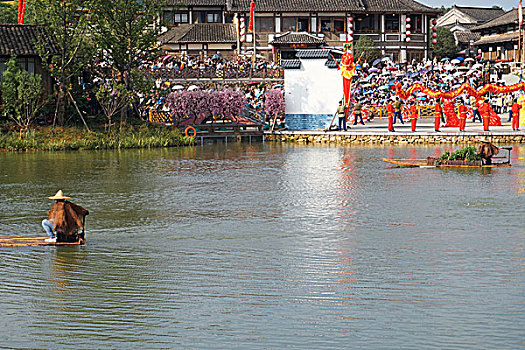 东方盐湖城神奇山镇·道天下景区水岸景致