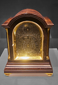 德国20世纪木制镀银雕花盘台钟