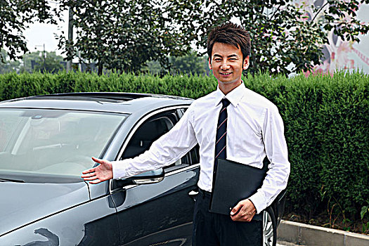 東方年輕男汽車銷售員