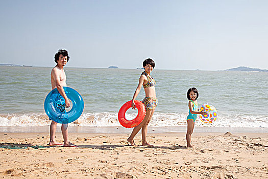 全家人在海边度假