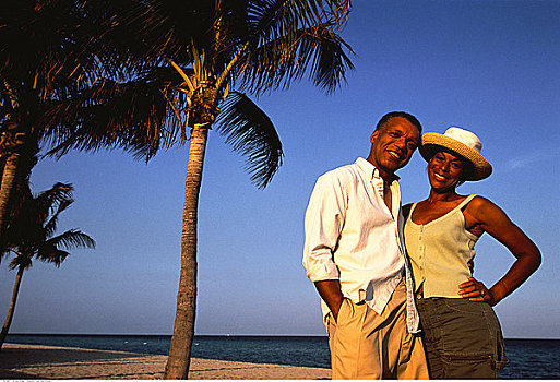 肖像,夫妻,站立,靠近,棕榈树,海滩