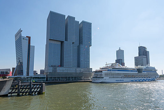 荷兰鹿特丹的现代建筑和港口停靠的大型游轮
