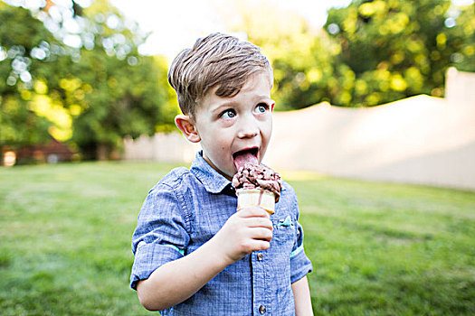 学龄前男童,吃,冰淇淋蛋卷,夏天,院子