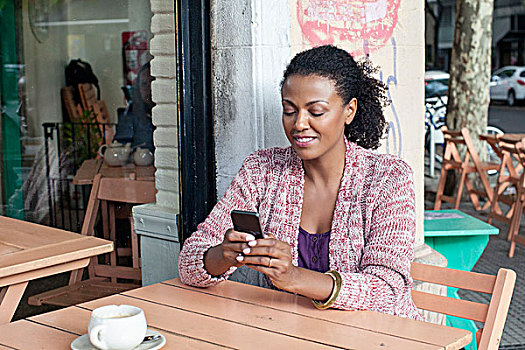 女人,手机,街边咖啡厅