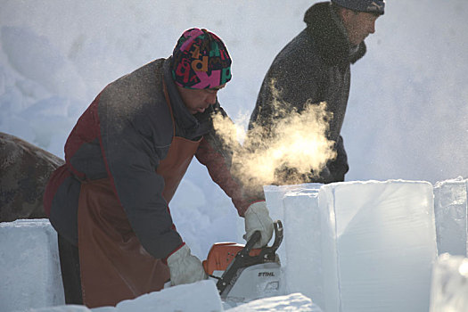 新疆巴里坤,冰城工人忙制作,打造冰雪盛宴