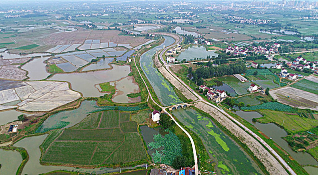 航拍雨后田园