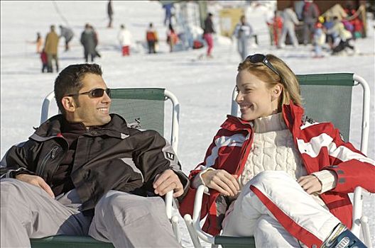 伴侣,折叠躺椅,微笑,滑雪,背影