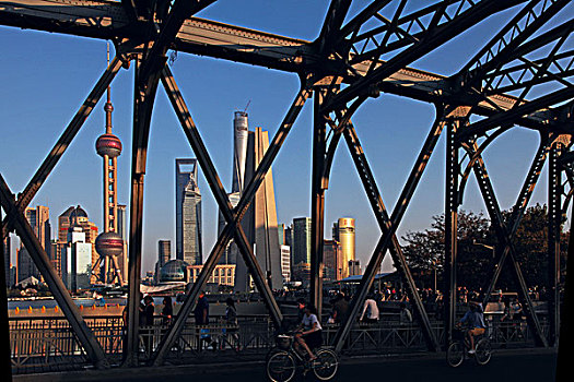 从上海苏州河外白渡桥眺望浦东陆家嘴,上海中心大厦已巍然矗立