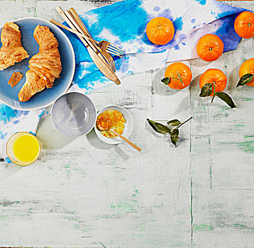 俯视,早餐桌,克莱门氏小柑橘,橙汁,牛角面包,橘子果酱,棚拍