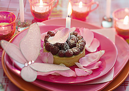 树莓,糕点,盘子,装饰,玫瑰花瓣,蜡烛