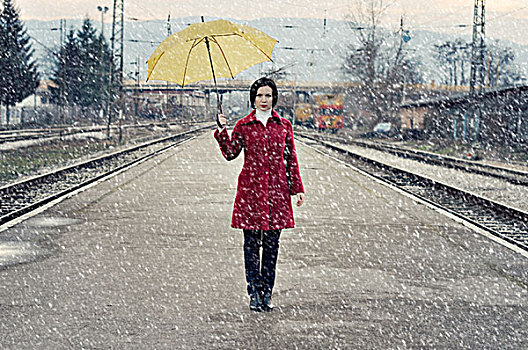 女人,站立,火车站台,拿着,黄色,伞