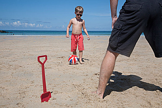 男孩,玩,球,一个,男人,沙子,父子,海滩,锹,竖立