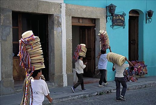 危地马拉,安提瓜岛,男孩,销售,帽子,堆积,高,走,街道,无肖像权